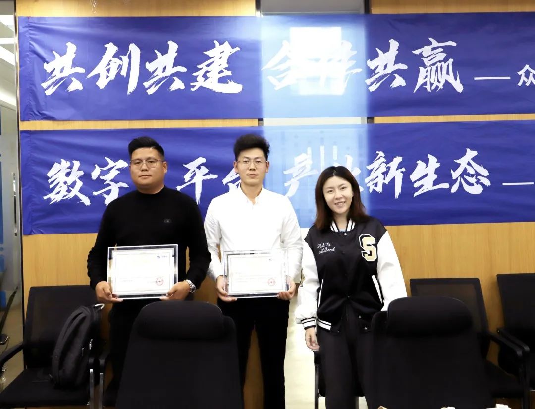 乐玩手机站·官方版在线高级副总裁山海授予商户“乐玩手机站·官方版在线特邀顾问”荣誉.jpg